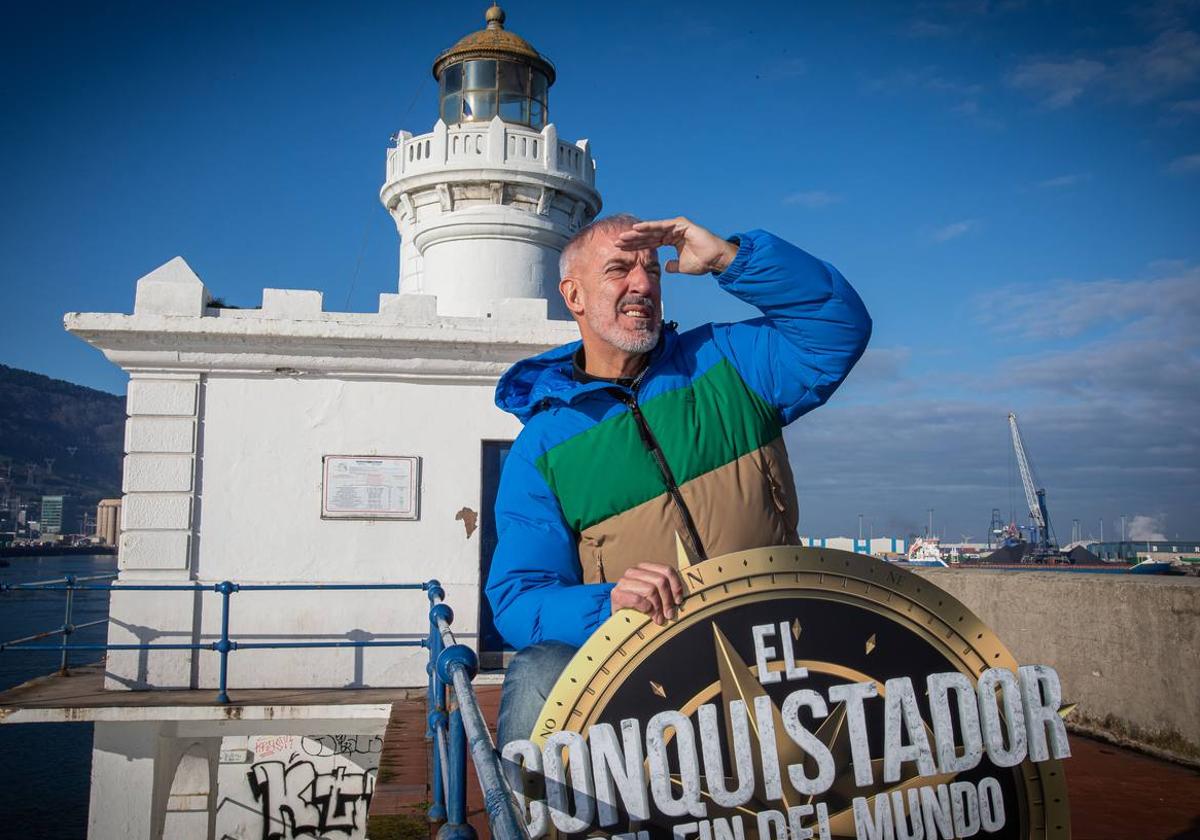 El periodista bilbaíno Patxi Alonso en el faro de Arriluze en Getxo.