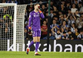 Remiro se lamenta tras la expulsión ante el Alavés que le costó jugar el derbi vasco.