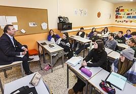 Jon Urresti en un momento de la charla con los estudiantes del Colegio Presentación de María
