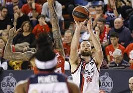 Costello intenta un lanzamiento durante el partido.