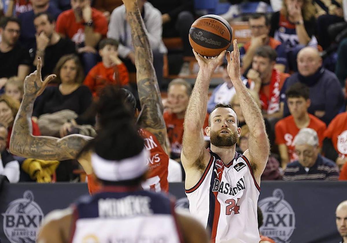 Costello intenta un lanzamiento durante el partido.