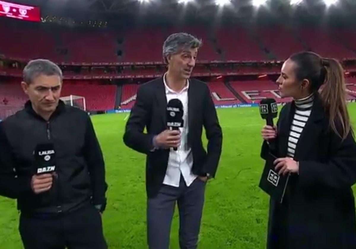 Imanol Alguacil junto a Ernesto Valverde en el césped de San Mamés tras finalizar el encuentro.