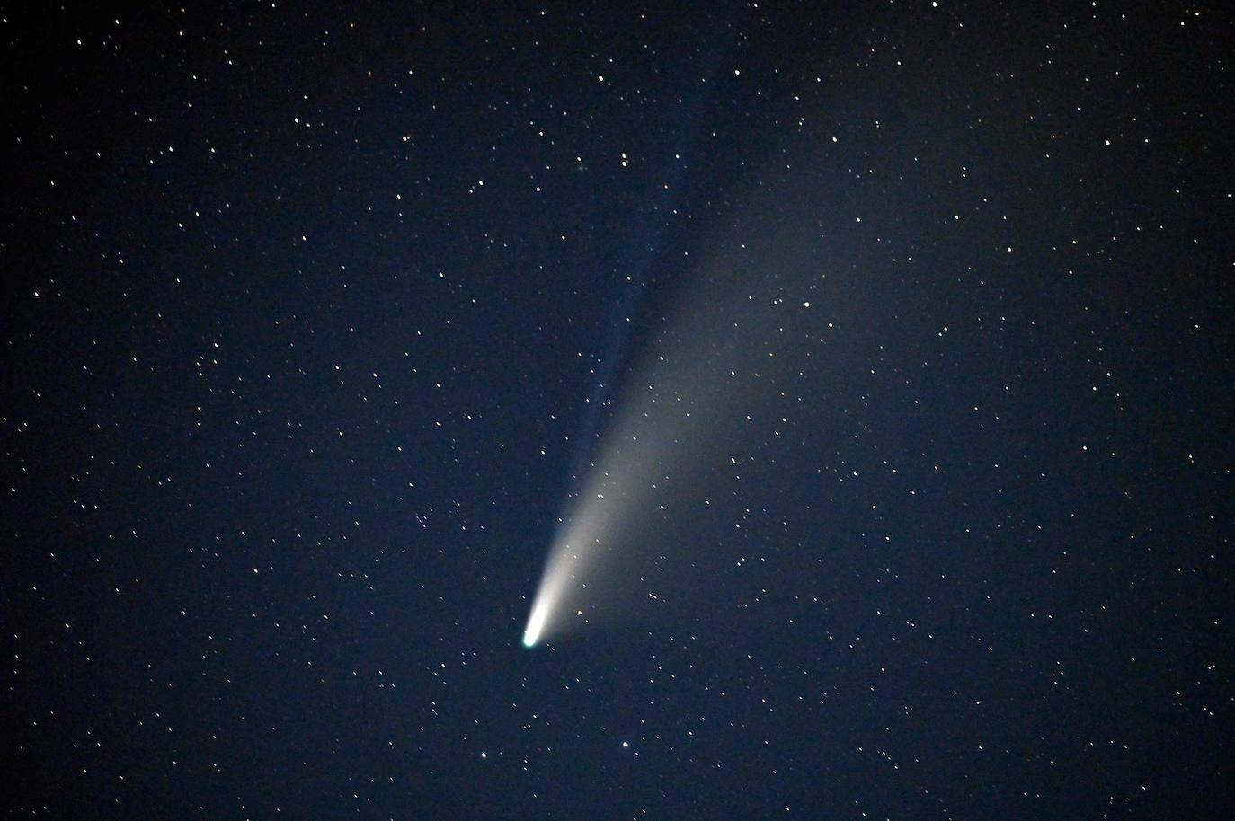 Vista de las dos colas de un cometa.