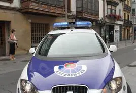 Un coche patrulla de la Ertzaintza en una actuación ajena a este accidente.