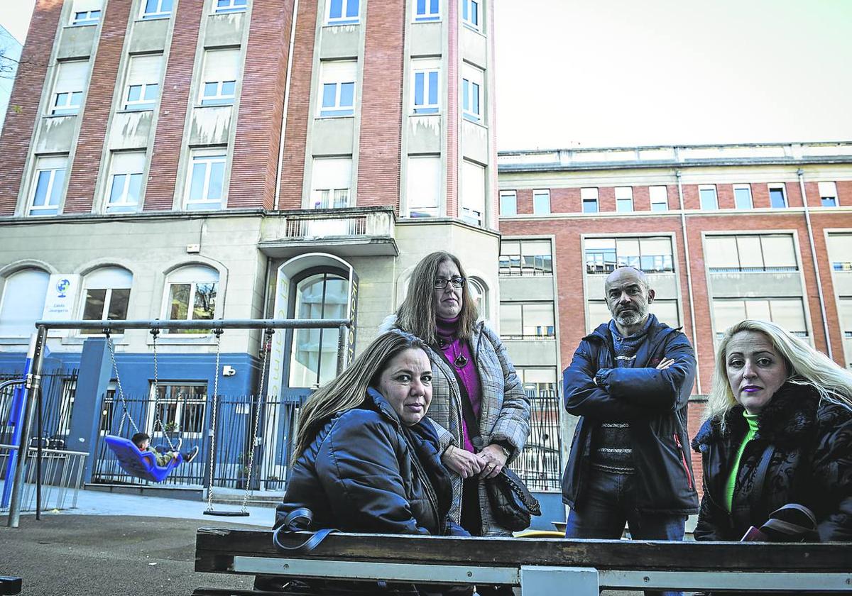 De izquierda a derecha, Izaskun Fernández, Teresa Saiz, Marco García y Nieves García, el viernes en Bilbao frente a un colegio de Kristau Eskola.