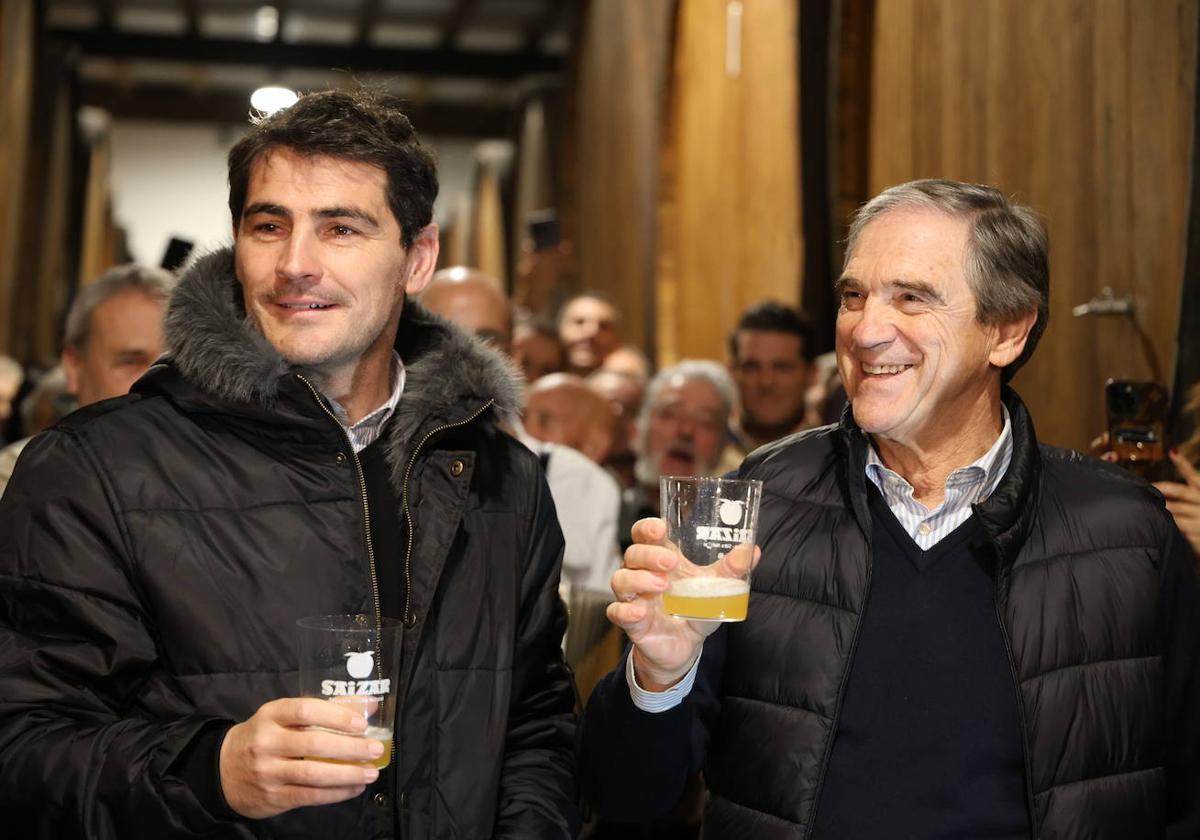 Iker Casillas junto a Luis Arconada este viernes en la sidrería Saizar.