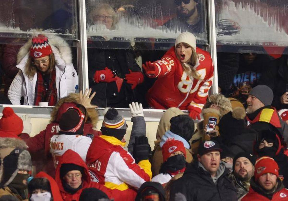 Imagen principal - Decenas de aficionados que sufrieron congelaciones durante un partido de la NFL se someterán a amputaciones