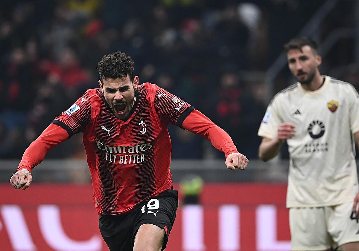 El jugador del Milán Theo Hernandez celebra el tercer gol de su equipo.