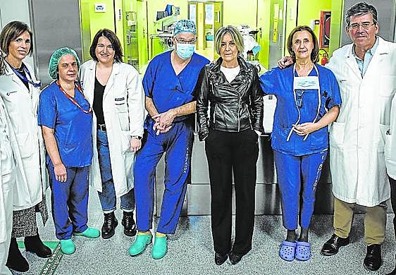 Miren Aguirre, en el centro, con parte del equipo que la operó, entre ellos el doctor Pomposo, segundo por la izquierda.