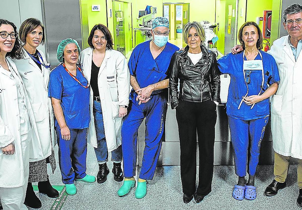 Miren Aguirre, en el centro, con parte del equipo que la operó, entre ellos el doctor Pomposo, segundo por la izquierda.