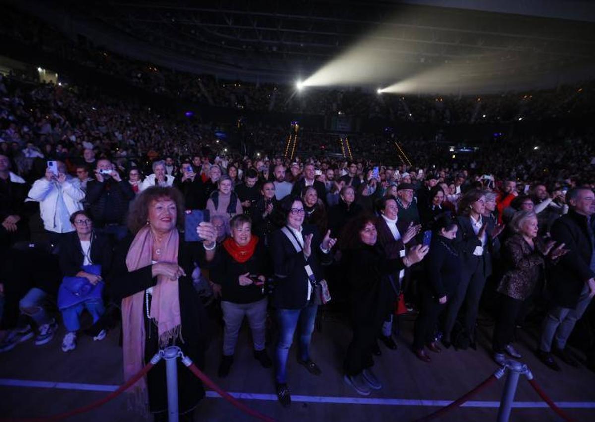 Imagen secundaria 1 - El emocionante y desgarrador concierto de tres horas de Isabel Pantoja en Bilbao