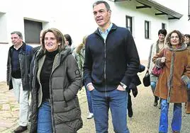 Pedro Sánchez junto a la vicepresidenta tercera en la 'jornada de convivencia' de ayer en Toledo.