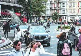 La zona de bajas emisiones pretende limitar el acceso a Abando e Indautxu a los vehículos más contaminantes.