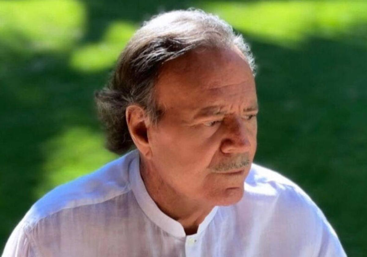 Julio Iglesias, retenido en un aeropuerto de Punta Cana por llevar 42 kilos de comida en su equipaje
