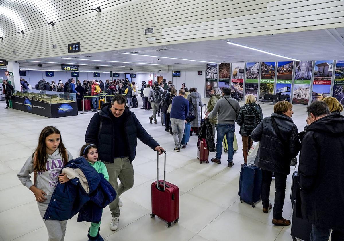 Pasajeros en el aeropuerto de Foronda, durante el último puente de la Constitución.