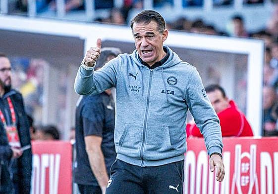 Luis García hace un gesto de aprobación en el duelo copero ante el Terrassa.