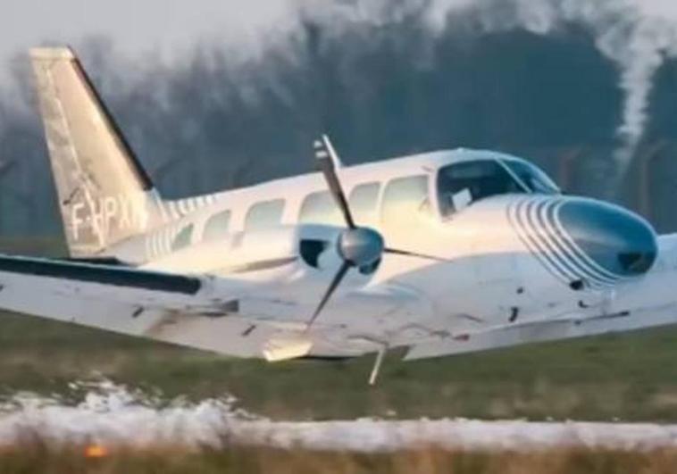 El increíble aterrizaje de una avioneta sin ruedas en La Rochelle