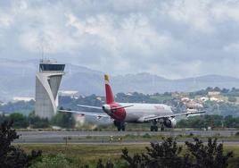 Un avión de Iberia a Madrid despega desde 'La Paloma'.