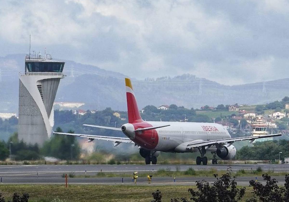 Un avión de Iberia a Madrid despega desde 'La Paloma'.