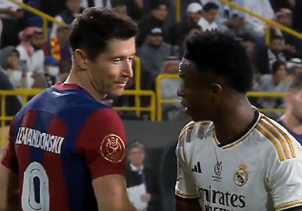 La provocación de Lewandowski a Vinicius en el penalti de la Supercopa