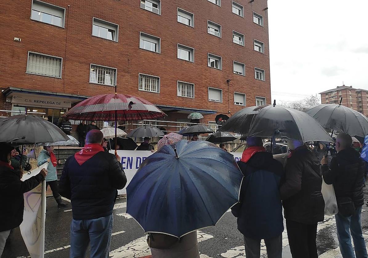 Decenas de personas exigen reforzar la atención primaria de Osakidetza ante el ambulatorio de Repélega, en Portugalete.