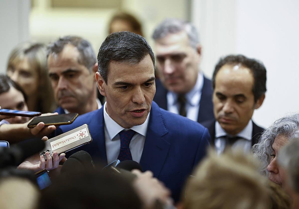 Pedro Sánchez, respondiendo a los medios de comunicación.