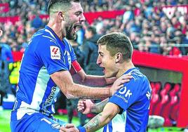 Luis Rioja abraza a Tenaglia tras su gol en el Pizjuán.