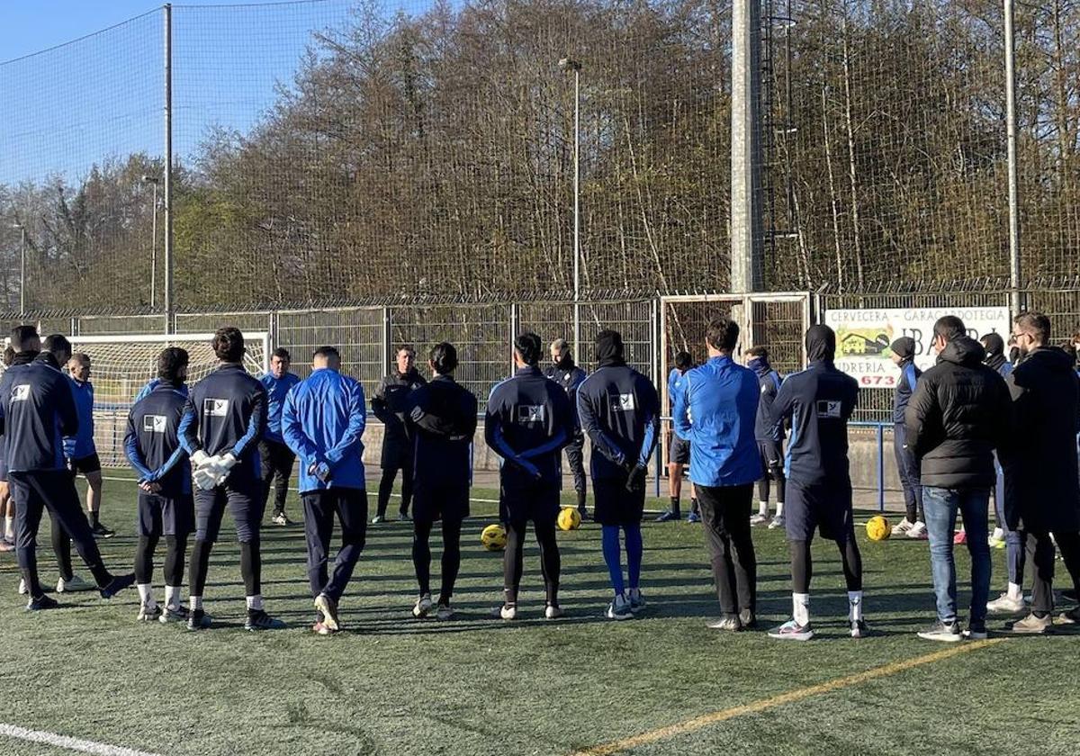 Jandro charla con sus jugadores antes de dar comienzo al entrenamiento.