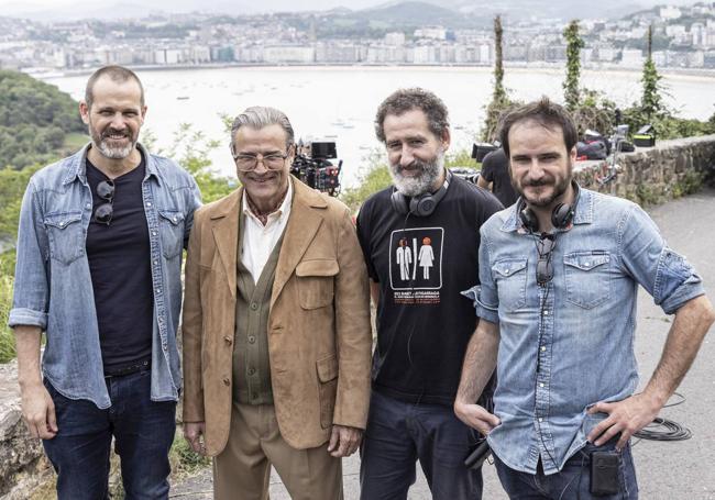 Los directores junto a Alberto San Juan en el rodaje.