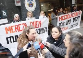 Las familias se han concentrado este martes frente a la sede del Consejo de Relaciones Laborales de Bilbao, donde ha tenido lugar la negociación.