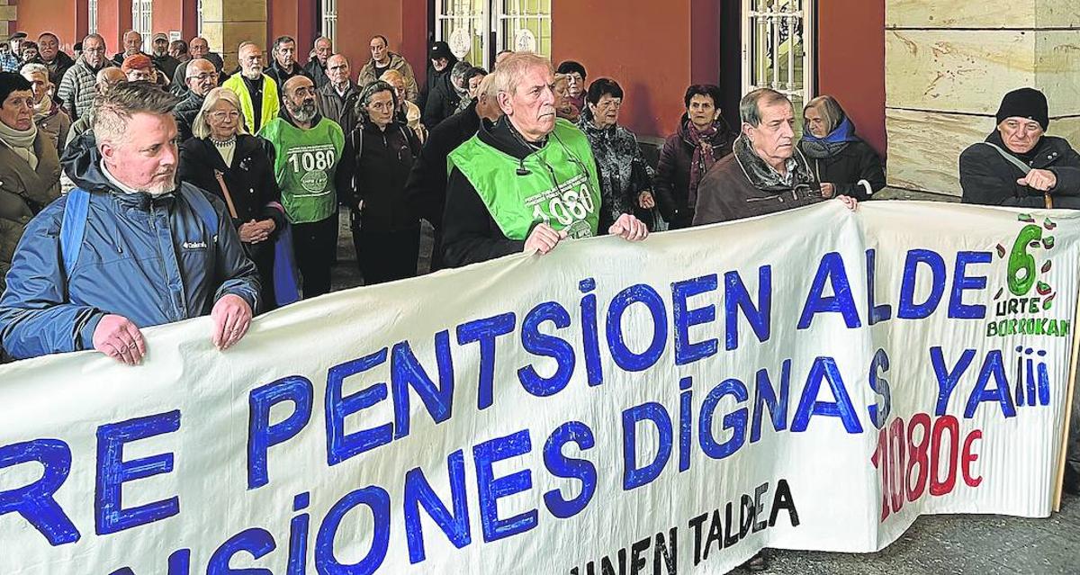 El Movimiento de Pensionistas de Debabarrena celebró el sexto aniversario con una concentración en los soportales del ayuntamiento.