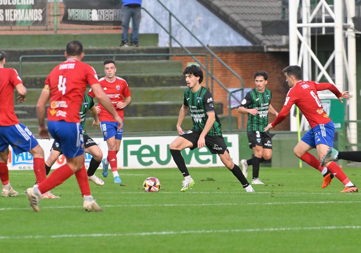 Jon Guruzeta conduce el balón rodeado por jugadores del Teruel.