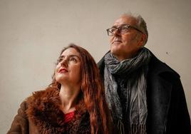 Estíbaliz Urkiza, directora coral, e Iñaki Viteri, alumno y compositor del disco 'Sombras'.