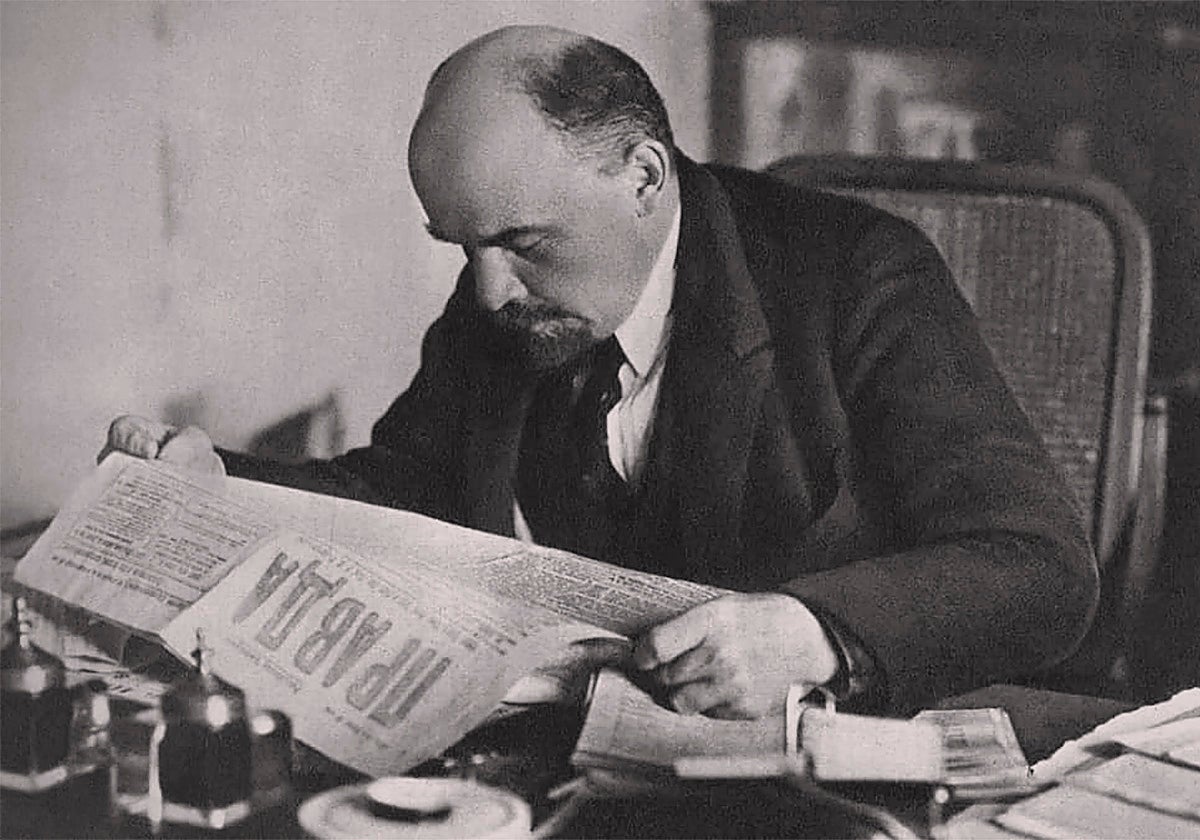 Enfrascado en la lectura de 'Pravda'.