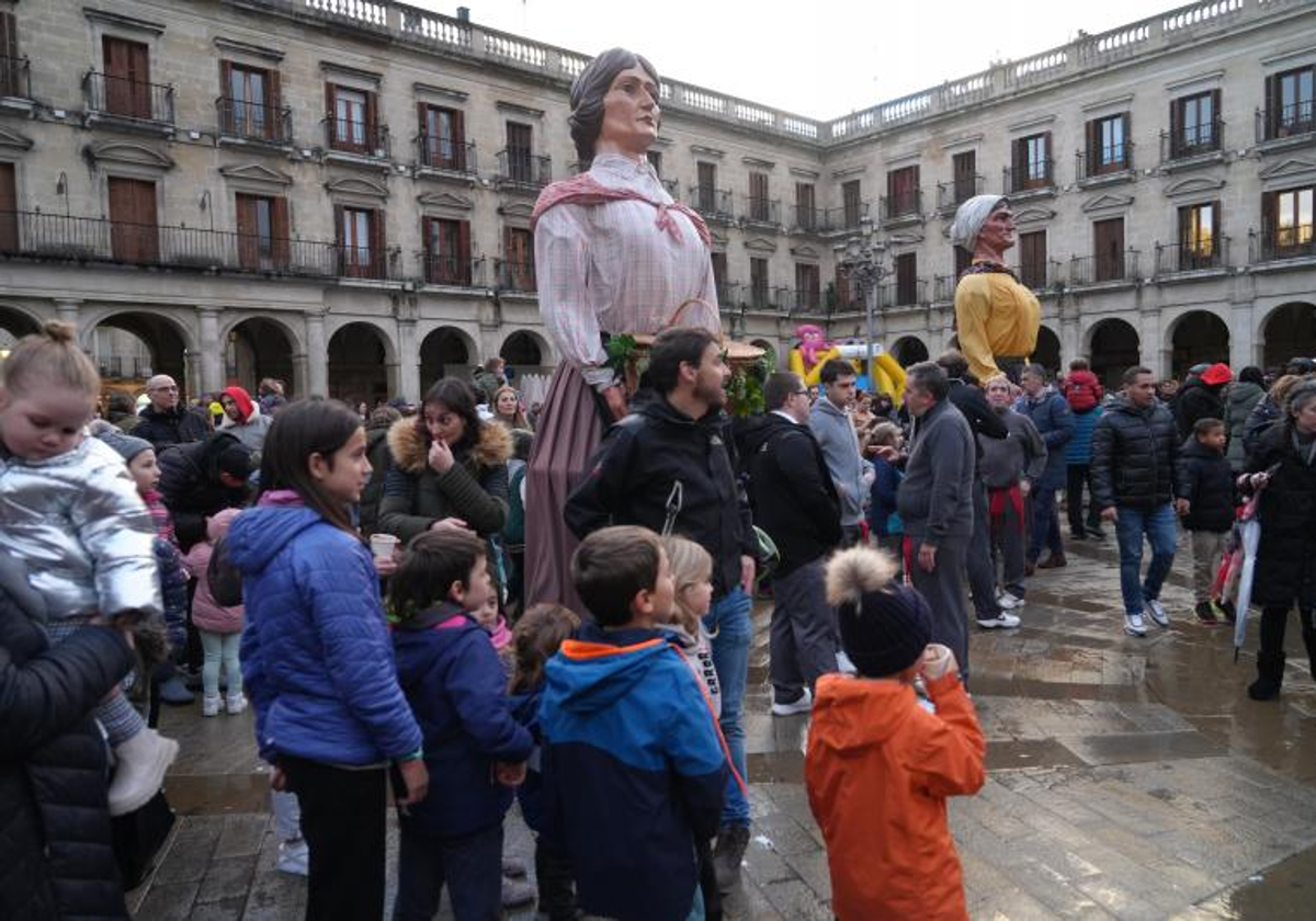 Los gigantes y cabezudos se han paseado desde la Plaza España hasta la parroquia de San Antón.