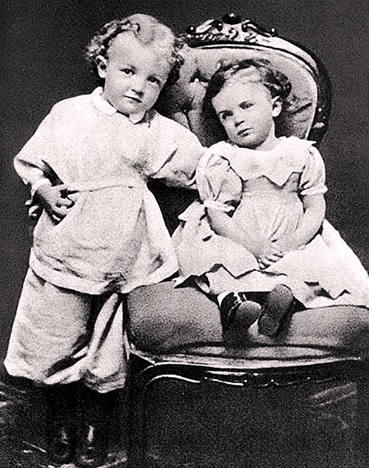 Lenin a los tres años, con su hermana Olga.