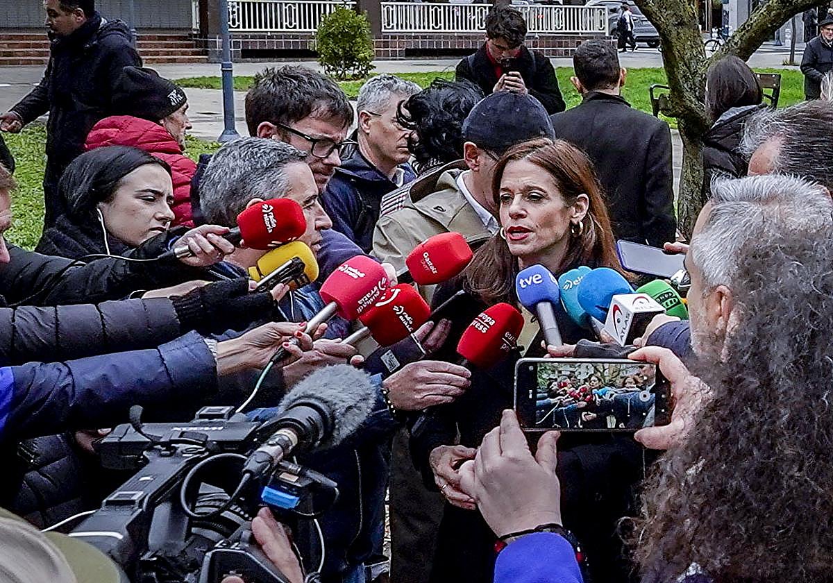 La alcaldesa de Vitoria, Maider Etxebarria, asegura que «hasta el día 30 hay tiempo» para el acuerdo.