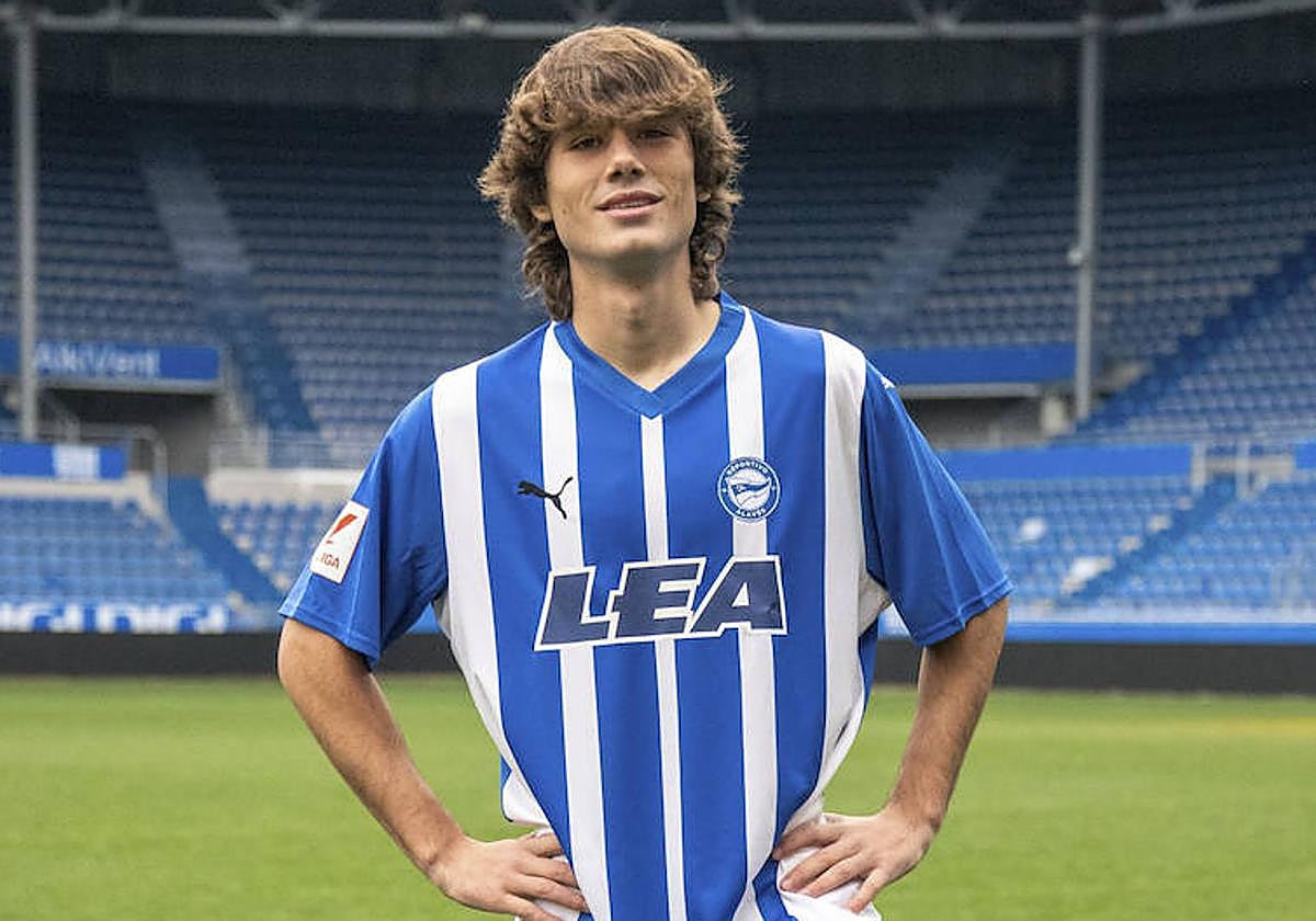 Julen Jon, vestido de albiazul en Mendizorroza.