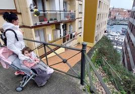 Una mujer observa desde Itxasbegi el espacio que ocupará el futuro ascensor que conectará con la parte baja de Txibitxiaga.