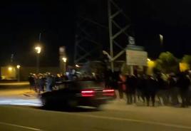 Decenas de personas durante una noche de carreras ilegales en Júndiz.