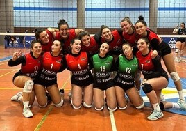 Las jugadoras del CV Sestao celebran su última victoria.