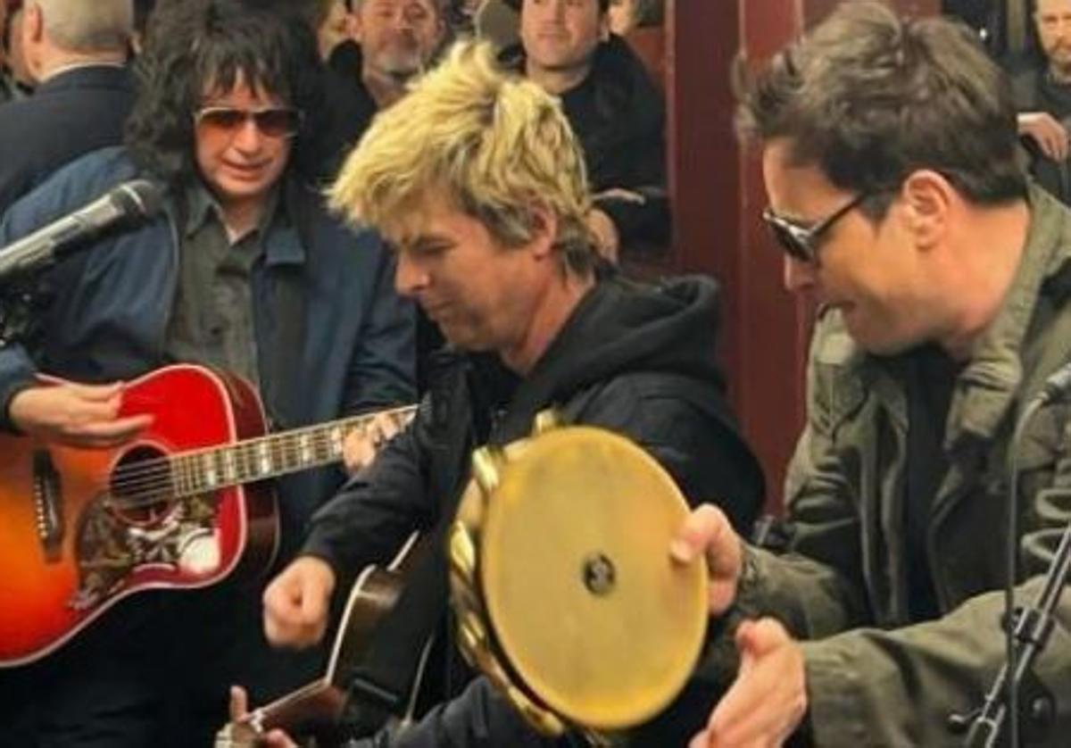 La banda 'Green Day', junto a Jimmy Fallon durante el concierto en el metro de Nueva York