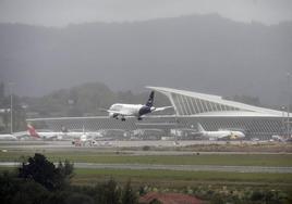 Un avión de Luthansa aterriza en el aeropuerto de Bilbao.