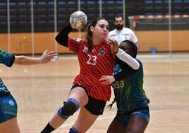 Nerea Gil trata de lanzar a portería ante la oposición de varias jugadoras del Ikasa Boadilla.