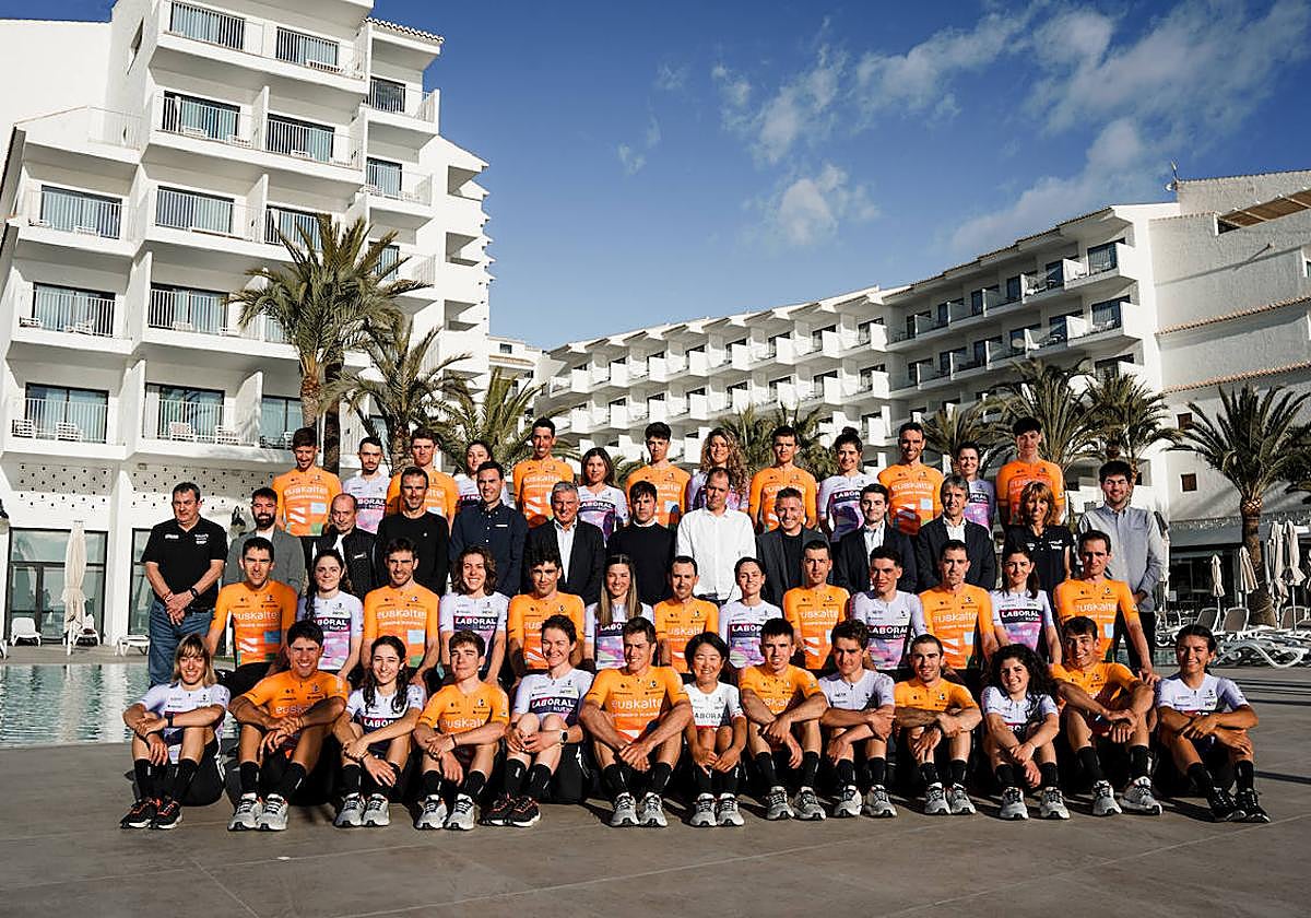 Foto de familia de los equipos masculino y femenino de la Fundación Euskadi en el Hotel Cap Negret de Altea, Alicante.