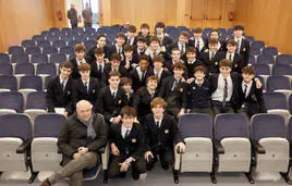 El alcalde de Leioa, Iban Rodríguez, posa junto a los alumnos que representan al colegio Gaztelueta.