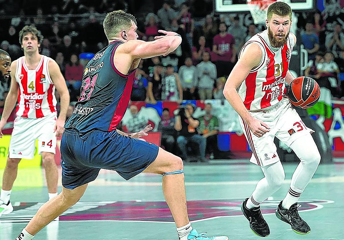 Kotsar entre Teodosic (izquierda) y Giedraitis, dos de las mejores armas del Estrella Roja.