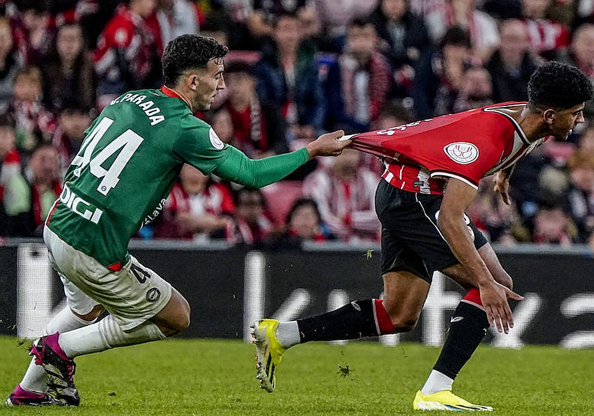 Víctor Parada, titular contra el Athletic, intenta sujetar al rojiblanco Adu Ares durante el partido copero del martes en San Mamés.