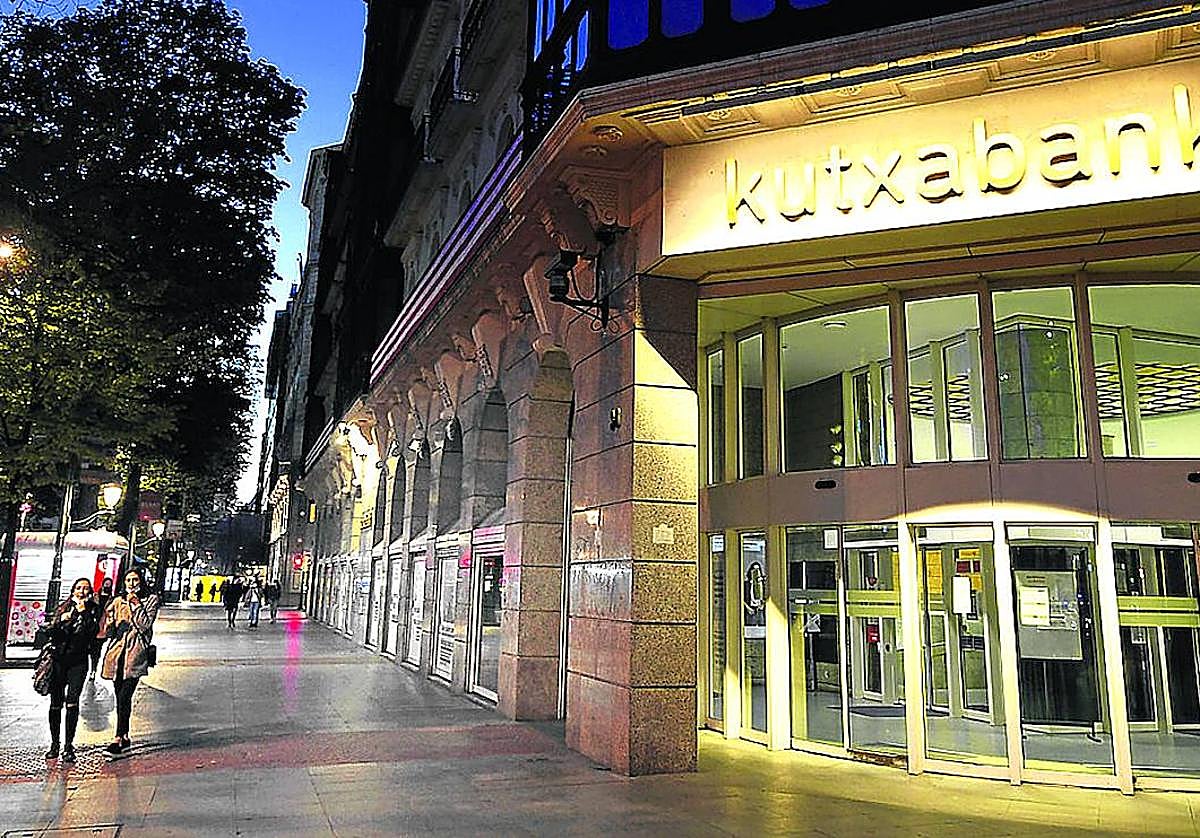 Vista de la entrada a la sede principal de Kutxabank en la Gran Vía de Bilbao.