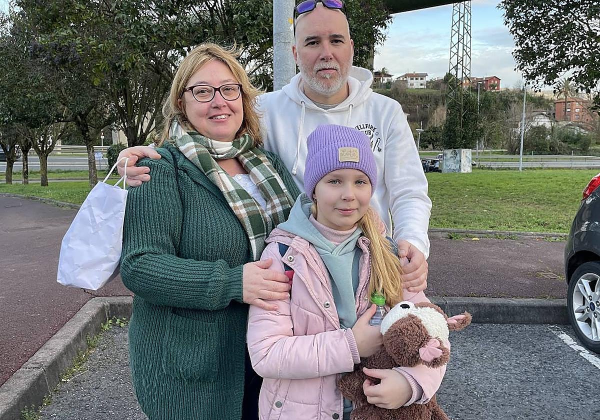 Iranzu y Marcos junto a María, una niña de Chernóbil que acogen dos veces al año.